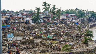 Близо 1 милион души напуснаха домовете си във Филипините след