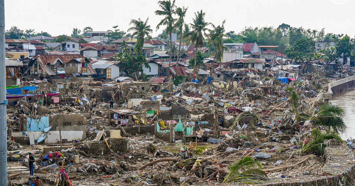 Близо 1 милион души напуснаха домовете си във Филипините, след