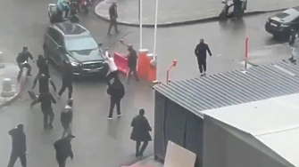 Повече от 80 души са били отведени в полицейски управления