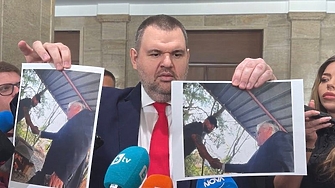 Лидерът на ДПС Ново начало Делян Пеевски коментира пред журналисти в кулоарите