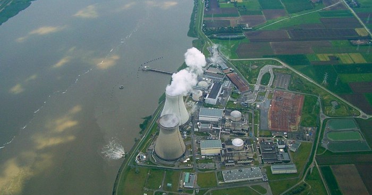 Пет дрона са забелязани да летят в неделя вечерта над