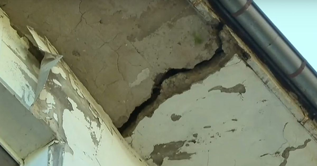 Кошмарът за хората от напукания и негоден за обитаване блок