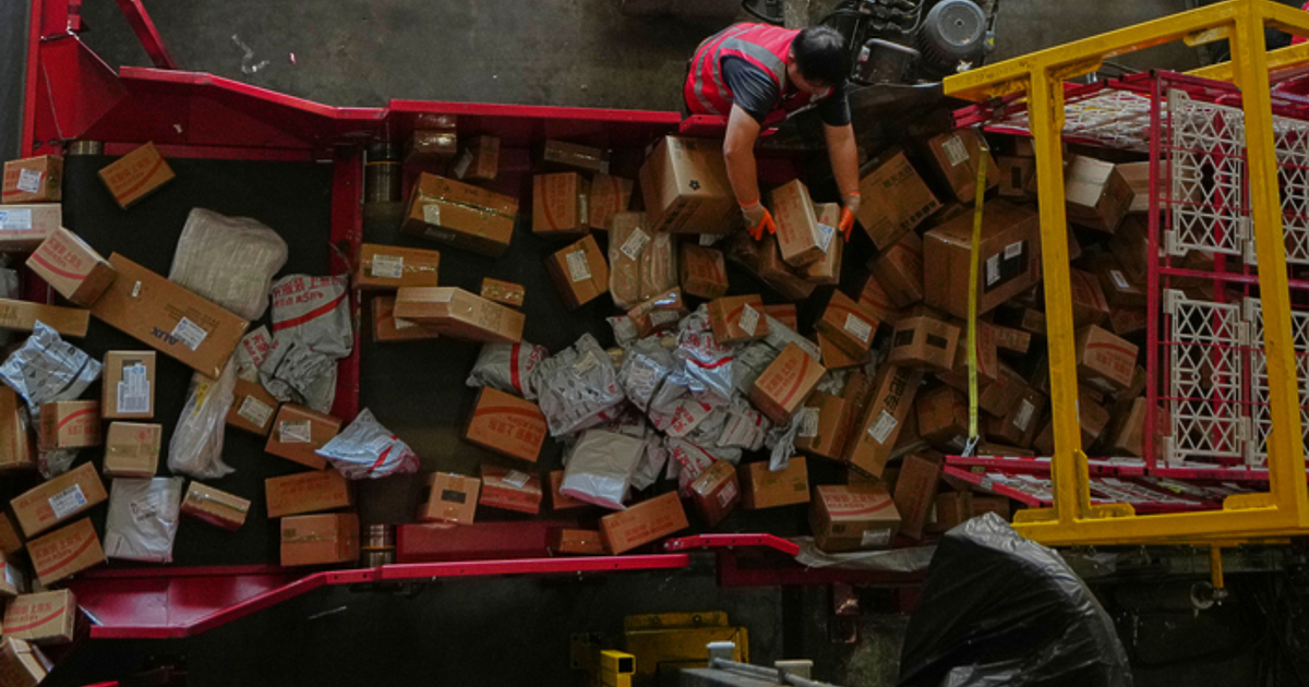 Всички малки пратки, пристигащи в ЕС, ще се облагат с