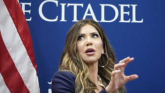 Дълги къдрави руси коси силен грим черти моделирани с помощта