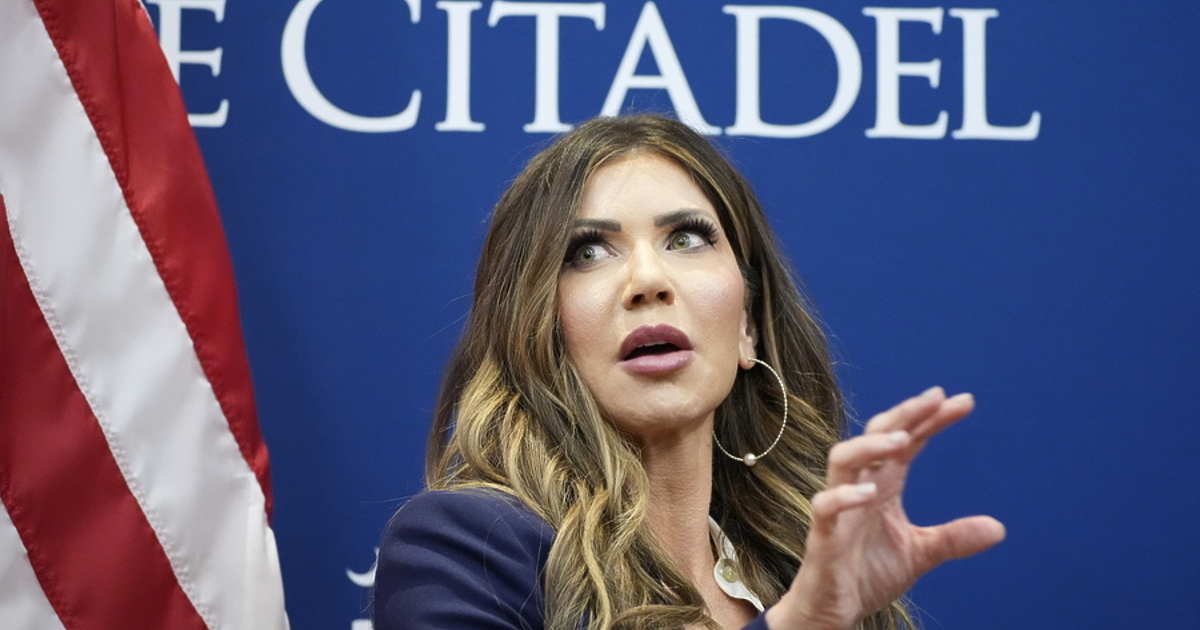 Дълги къдрави руси коси, силен грим, черти, моделирани с помощта