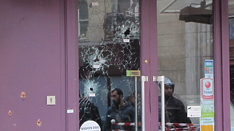 Бяла гумена ръкавица медицинска опръскана с кръв Това е най картинният ми