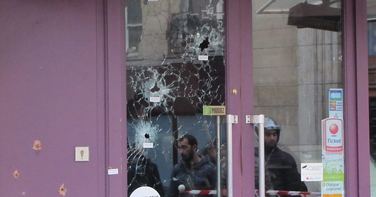 Бяла гумена ръкавица, медицинска, опръскана с кръв. Това е най-картинният ми