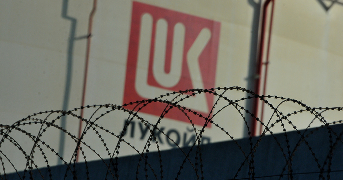 Сагата с поставената под санкции Лукойл“ се превърна в арена