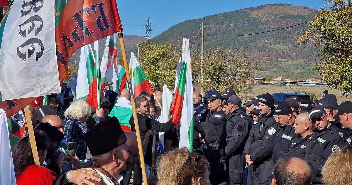 Протестиращи срещу въвеждането на еврото се събраха на входа на