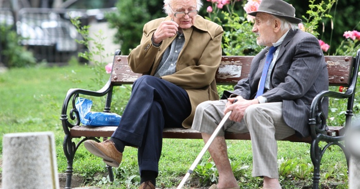 Да живееш достойно с пенсията си или едва да свързваш