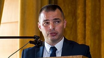 Лошото време и бурното море все още не позволяват евакуация