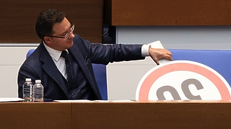 Вътрешният министър Даниел Митов не престава да привлича обществено внимание