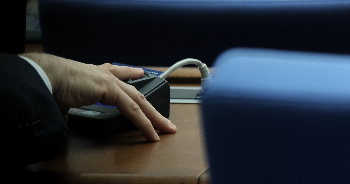 С 201 гласа за, без против и въздържал се парламентът