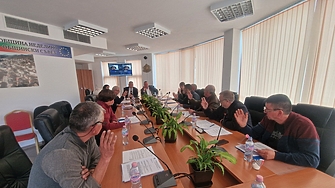 Символични санкции за собствените си отсъствия гласуваха в петък общинските