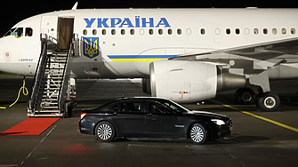 Ирландски военен кораб е забелязал пет дрона близо до въздушния