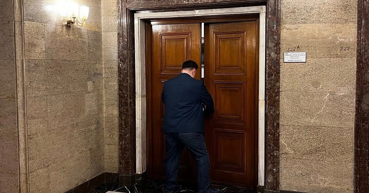 11:26 Вицепремиерът Зафиров е привикан в 222А. Ясно ли е кой управлява