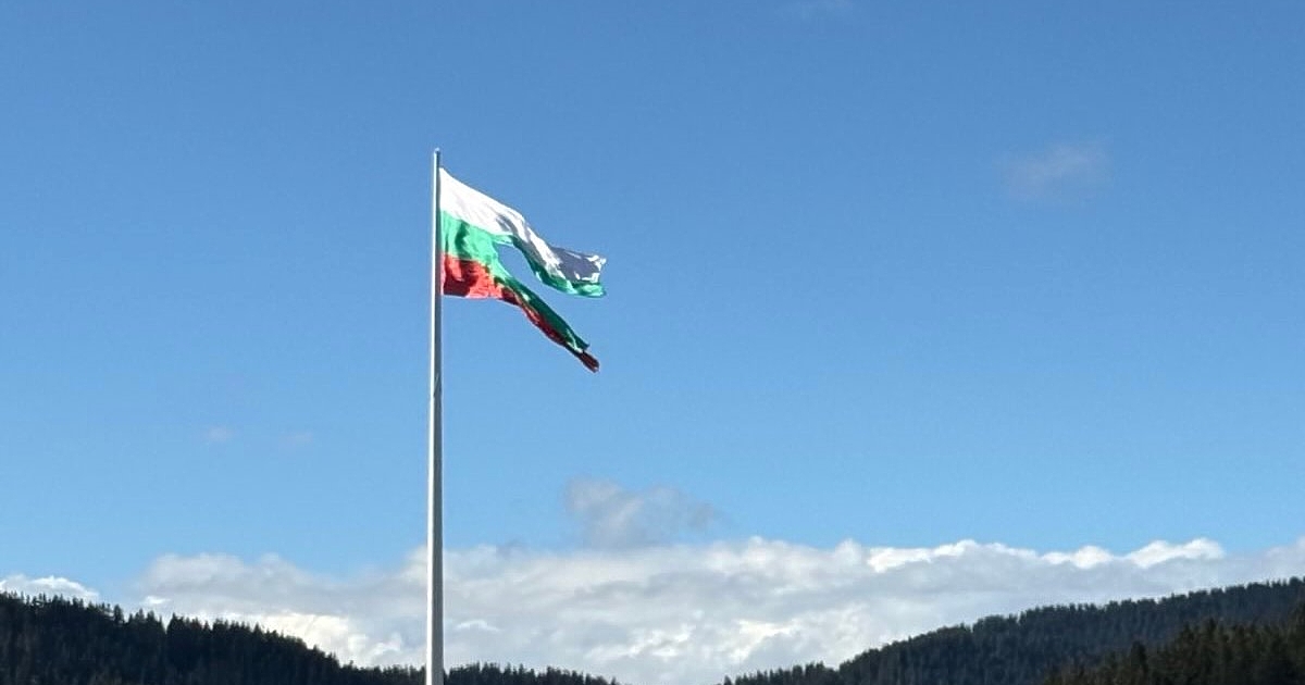 За пореден път: знамето на връх Рожен се скъса.Читатели на