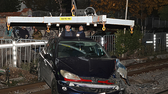 Трамвай е ударил друг трамвай който изчаквал преместването на катастрофирали