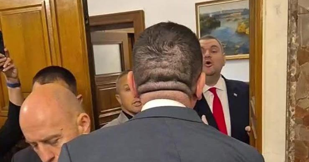 Седяха в кабинета ми, пиеха си кафетата и ми подгъзурваха, директно