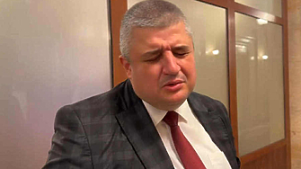 Исках да науча кой е индивидът който вчера дърпаше микрофони