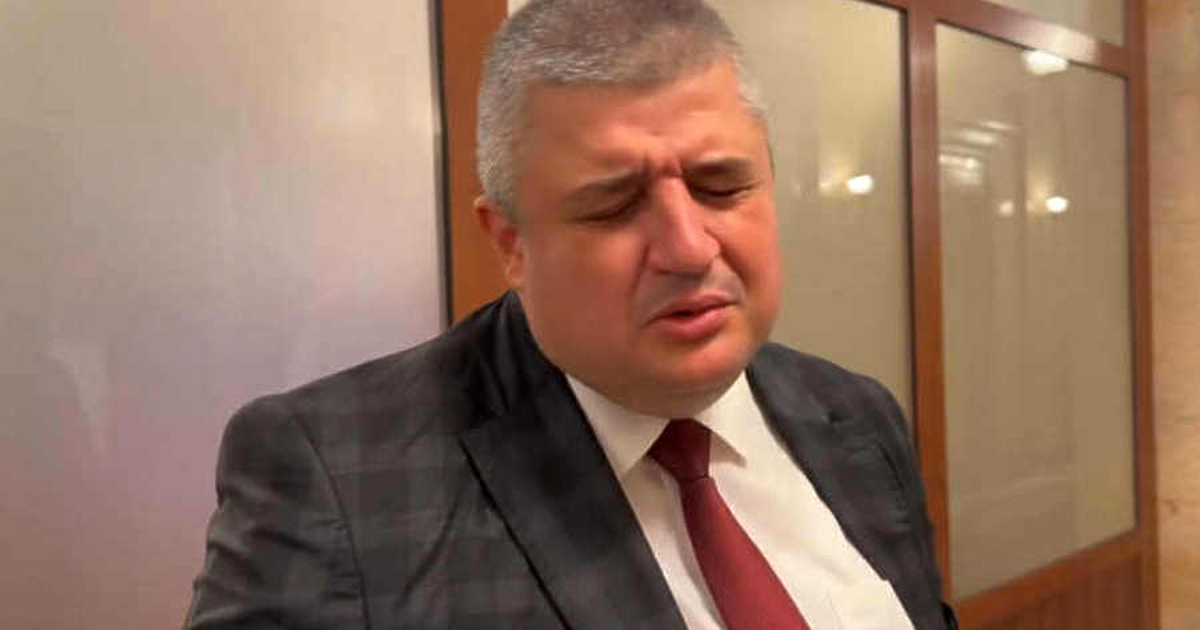 Исках да науча кой е индивидът, който вчера дърпаше микрофони