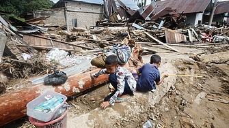 Наводненията и свлачищата които опустошиха части от Индонезия Шри Ланка