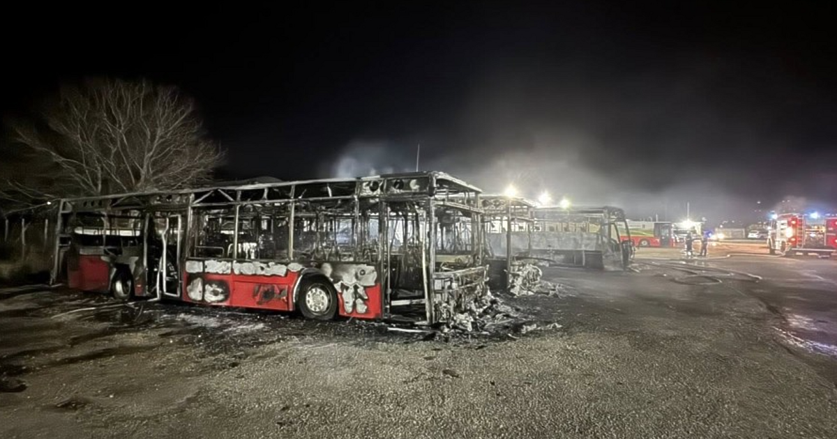 Пожар е изпепелил шест автобуса, два микробуса и две леки