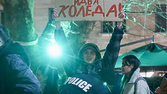 Хиляди хора започнаха да прииждат още в началото на втория