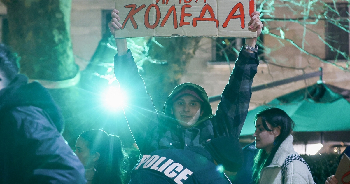 Хиляди хора започнаха да прииждат още в началото на втория