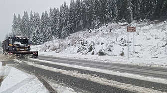 Два сигнала за закъсали автомобили са подадени в полицията заради