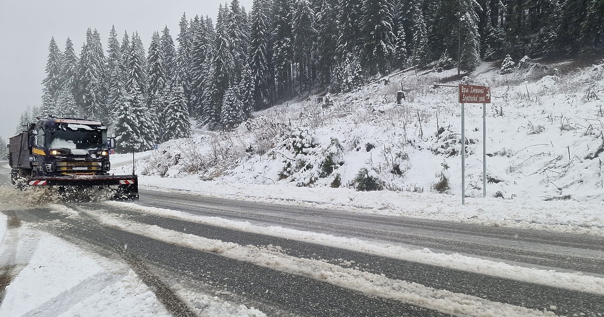 Два сигнала за закъсали автомобили са подадени в полицията заради