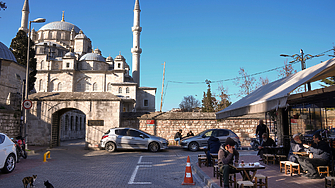 25 души са били хоспитализирани в Истанбул след като са яли в