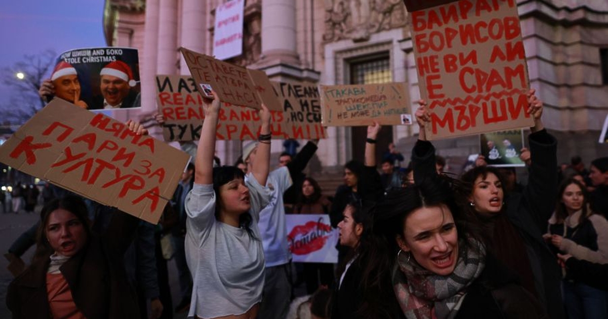 Студенти от различни университети се събраха пред Софийския университет Св.