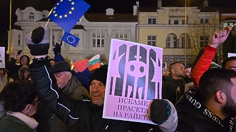 През 2013 година правителството на Орешарски не падна въпреки мащабните