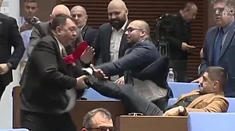 В парламента днес отново се разигра сцена напомняща повече на