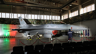 Осемте самолета F 16 Block 70 по първия договор между България