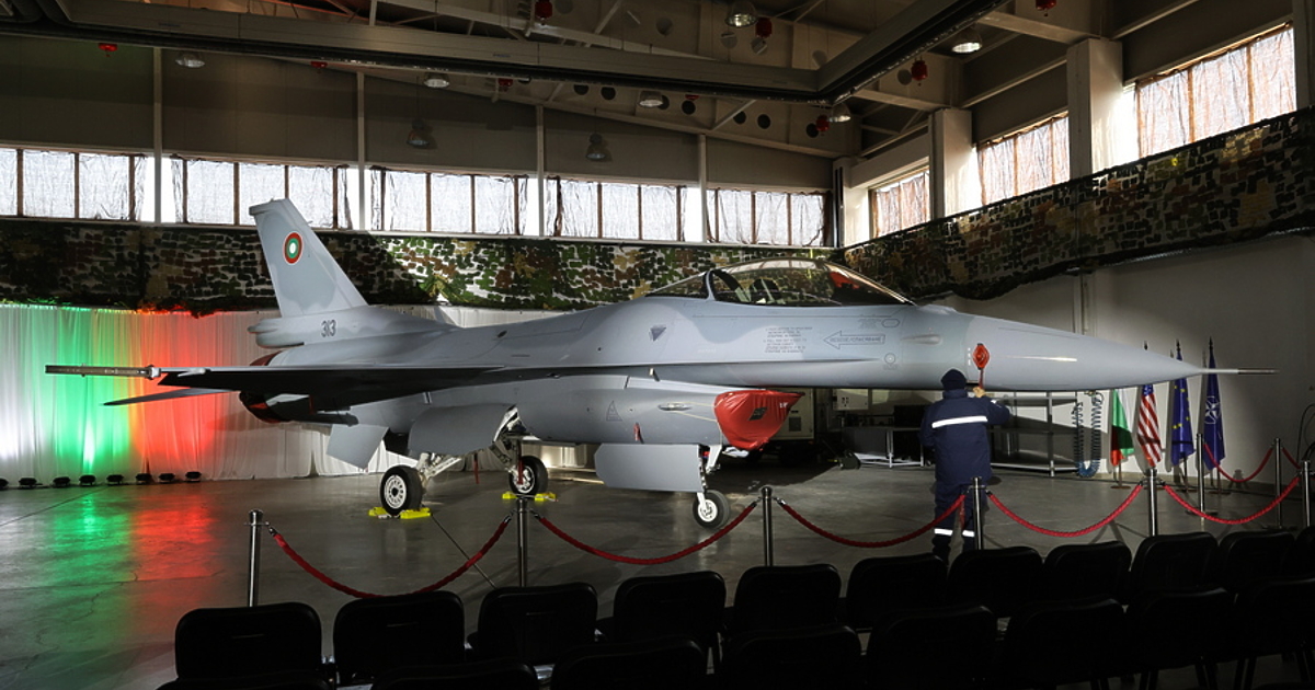 Осемте самолета F-16 Block 70 по първия договор между България и