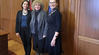 Случи се нещо което не се вижда всеки ден  посланичките