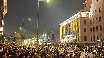 Протестът срещу властта продължава въпреки че формално правителството подаде оставка