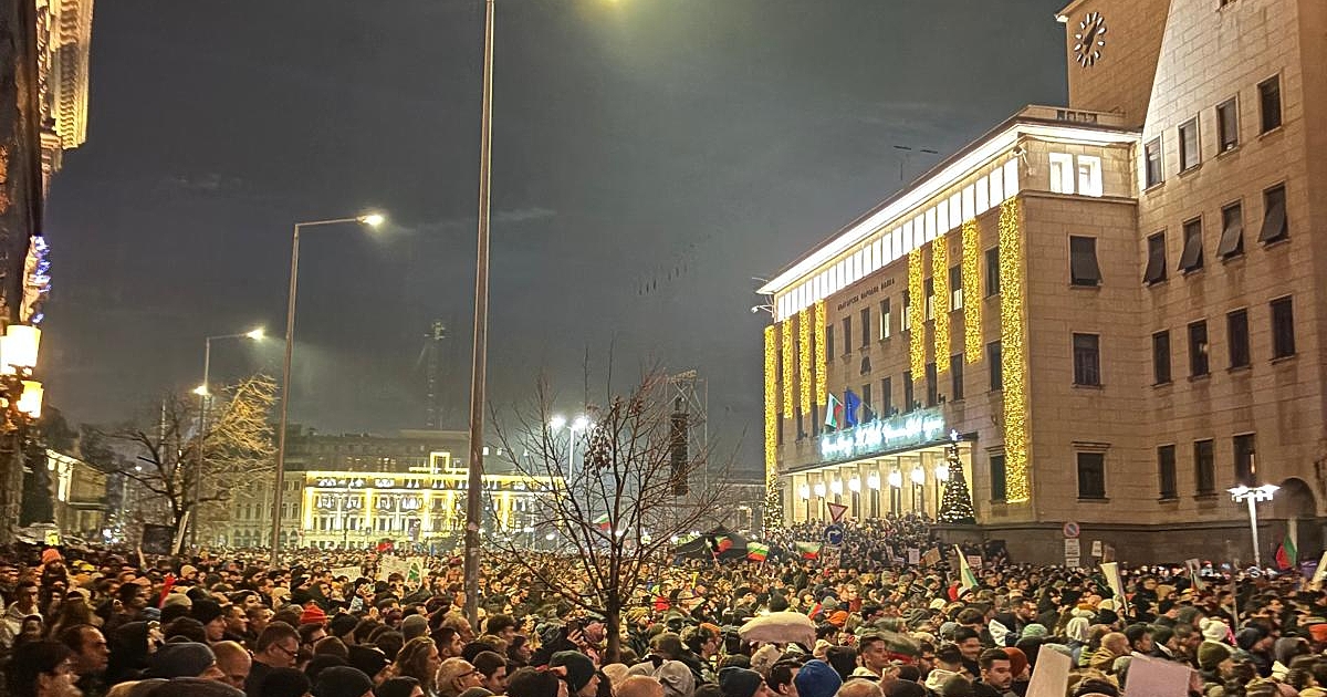 Протестът срещу властта продължава, въпреки че формално правителството подаде оставка.