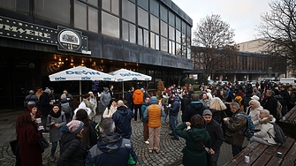 Журналисти и граждани се събраха на протест пред редакцията на