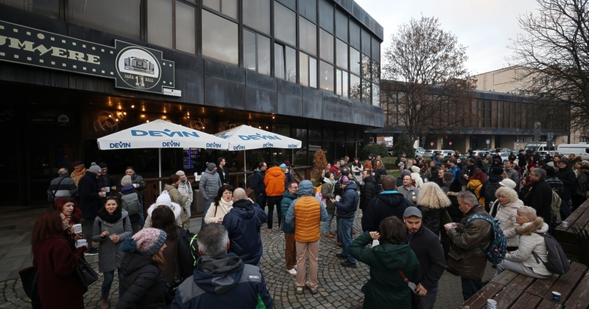 Журналисти и граждани се събраха на протест пред редакцията на