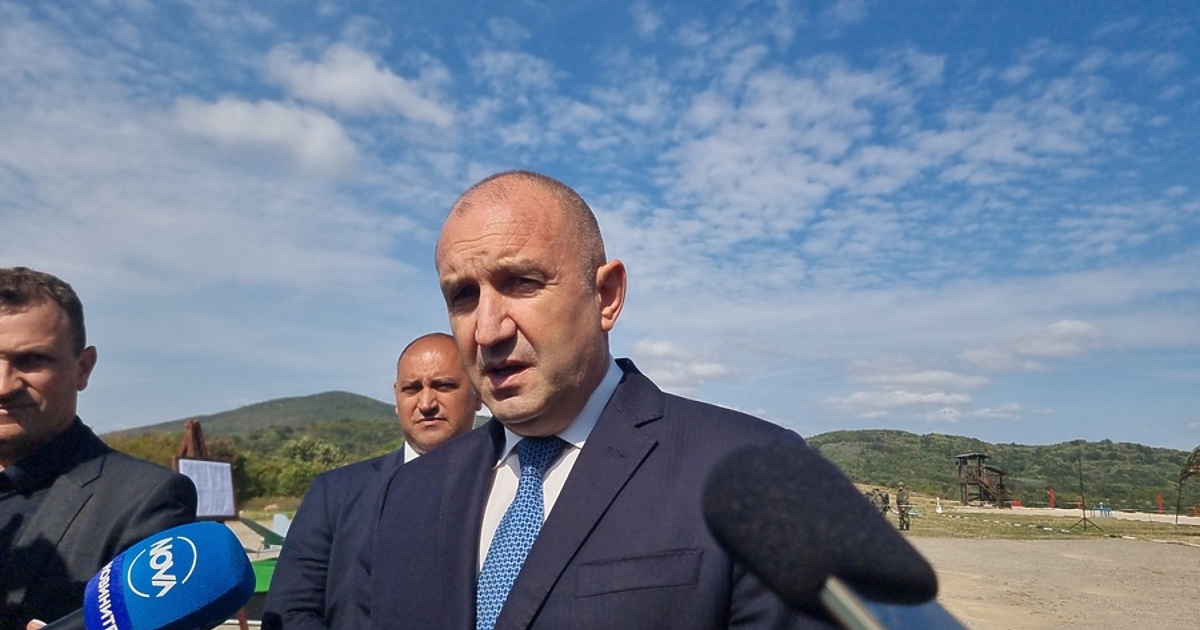 Ще прави ли президентът Румен Радев партия - този въпрос