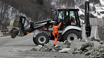 Голяма скала падна и затвори пътя Банско Гоце Делчев край