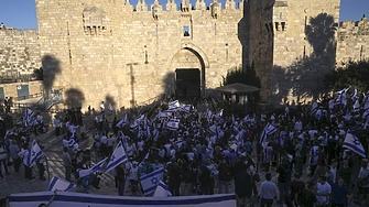 Израелски екипи започнаха да събарят с булдозери централата в Йерусалим