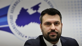 Докато социалните мрежи и традиционните медии у нас прегряват от