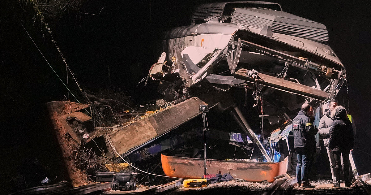 Нова влакова катастрофа разтърси Испания, след като пътнически влак се