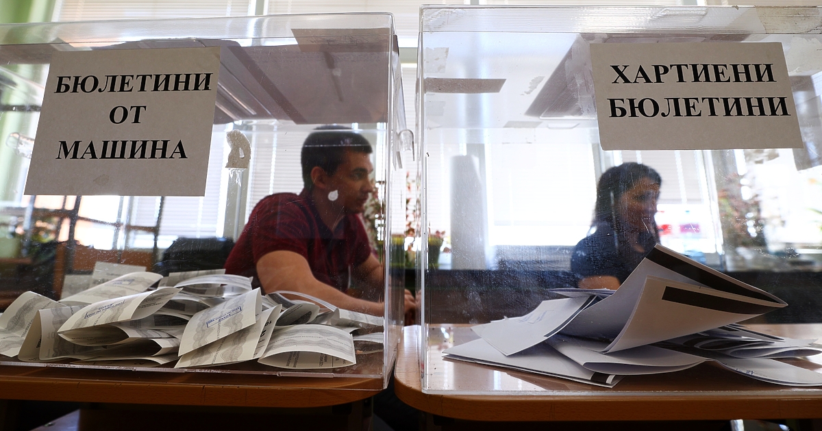 Президентът Радев изненада, като избра да връчи третия мандат за