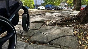 Разбити плочници повдигнати тротоари изровена поради строителство настилка или китайски