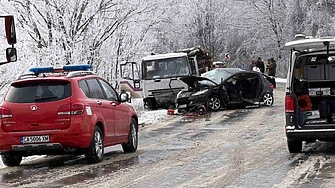 Двама загинаха при челен удар край Ловеч Шофьорът на единия